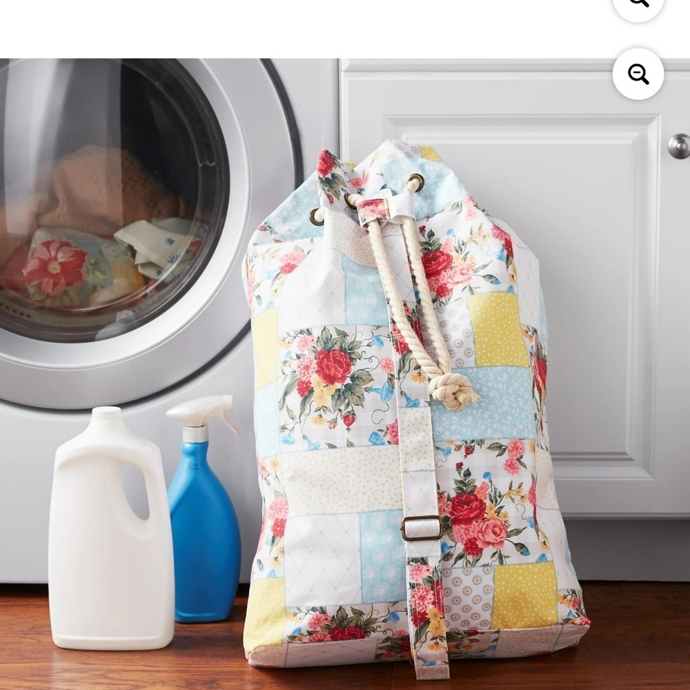 Pioneer Woman Sweet Rose
Patchwork Drawstring Laundry Bag
Floral - Picture 6 of 6